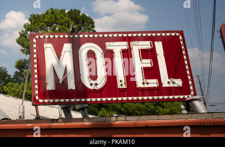 Ein Vintage red Motel Schild an einem alten Gebäude in der Texarcana, USA Stockfoto