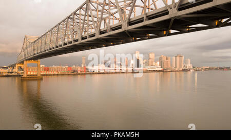 Die Sonne bricht durch Gewitterwolken die Skyline von New Orleans in den Mississippi River reflektiert Licht Stockfoto