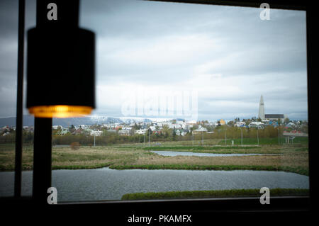 Reykjavik Skyline bei Nacht im Sommer - die Zeit der Mitternachtssonne - von innen Dill Restaurant in den Nordischen Haus. Stockfoto