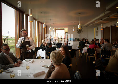 Ólafur Örn ("óli") Ólaffson ist der Sommelier an der Dill Restaurant. Er serviert Wein zu glücklichen Kunden. Stockfoto