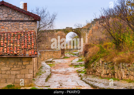 Höhle Stadt Chufut-Kale in Krim, Blick auf den Arch und der Straße Stockfoto