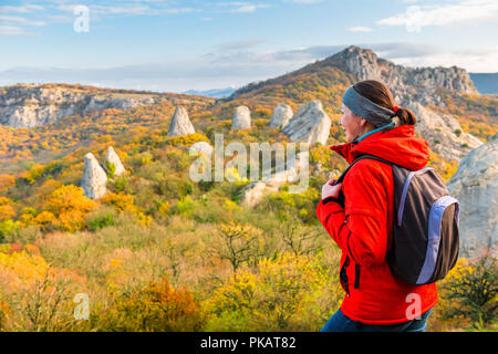 Porträt einer Happy Traveler mit einem Rucksack in den Bergen geniessen Sie den Herbst Wald Stockfoto