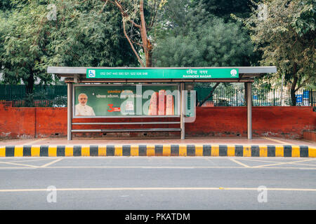 Delhi, Indien - 27. November 2017: Ravinder Nagar Bushaltestelle Stockfoto