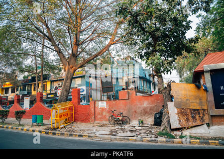 Delhi, Indien - 27. November 2017: Khan Market, berühmte Restaurants und Straße Stockfoto