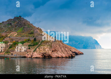 Berge in der Bucht von Balaklava auf der Krim, dramatische Himmel über das Meer und die Berge. Stockfoto