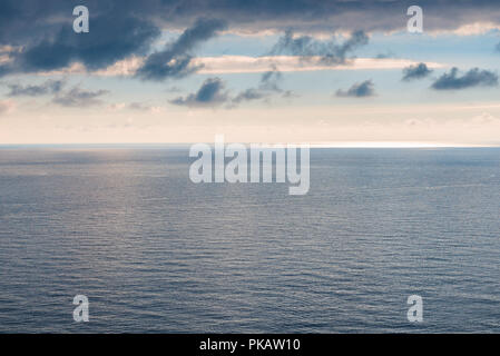 Wasser glatten Oberfläche des Meer, Horizont und düsteren Himmel lakonischen Landschaft Stockfoto
