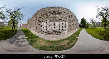 360 Grad Panorama Ansicht von Helle Beijing city wall Ruins Park (Osten Zugangsklappe) - überrest Stadtmauer