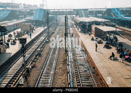 Delhi, Indien - 27. November 2017: Bahnhof Neu Delhi Plattform Stockfoto