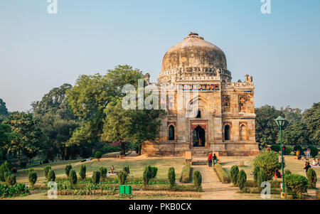 Delhi, Indien - 27. November 2017: Shish Gumbad und grüne Bäume und Menschen an Lodhi Garten Stockfoto