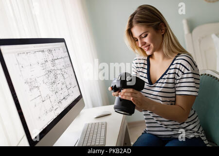 Porträt der jungen Frau zu Hause entwerfen Stockfoto