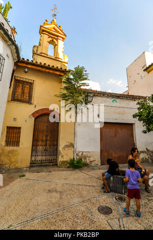 Cordoba/Spanien - 08/20/18 - Touristen zu Fuß in der Altstadt von Cordoba - Spanien Stockfoto