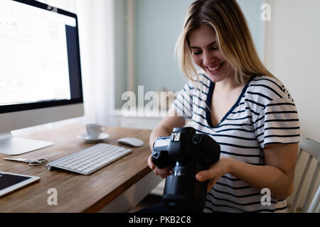 Porträt der jungen Frau zu Hause entwerfen Stockfoto