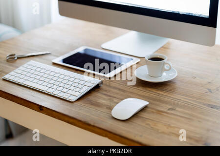 Bild von Büro Schreibtisch mit Tablet Computer und anderes Zubehör Stockfoto