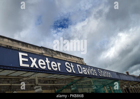 Eingangsschild Exeter St Davids Bahnhof. Stockfoto