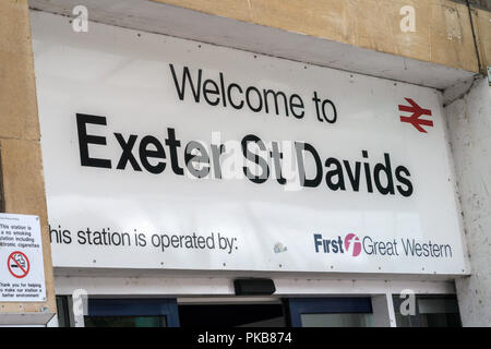 Eingangsschild Exeter St Davids Bahnhof. Stockfoto