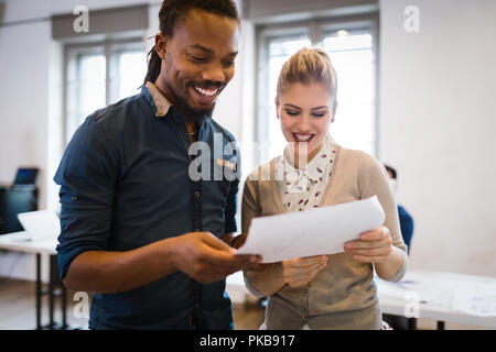 Portrait von jungen Architekten diskutieren im Büro Stockfoto