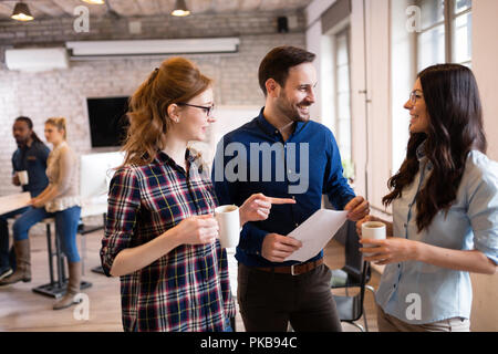 Portrait von jungen Architekten diskutieren im Büro Stockfoto