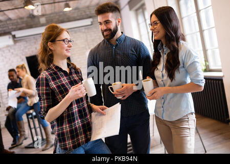 Portrait von jungen Architekten diskutieren im Büro Stockfoto