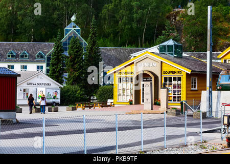 Flam, Norwegen - 31. Juli 2018: Norwegische Village Museum in der Nähe von Sognefjord Fjord und Flam nach Myrdal Zug Bahnhof Stockfoto