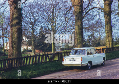 Triumph Herald in Gawsworth Dorf geparkt, Cheshire im April 1961 Stockfoto