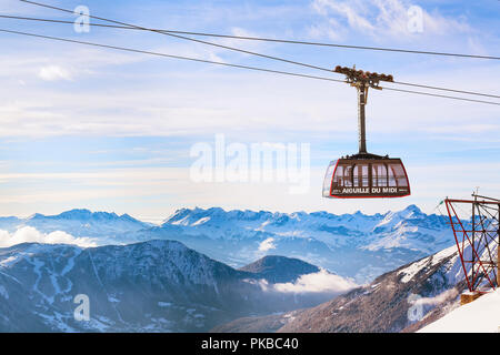 Chamonix, Frankreich - Januar, 28, 2015: Seilbahn von Chamonix auf den Gipfel der Aiguille du Midi und Talstation hoch in den Bergen von Chamonix, Stockfoto