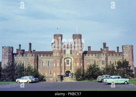 Bild möglicherweise genommen von einem Amateur Fotograf während einem Tag Besuchen Sie das stattliche Haus Herstmonceux Castle, Hailsham, East Sussex, während der 1960er Jahre Zeit Autos sind innerhalb der Parkplatz abgestellt Stockfoto