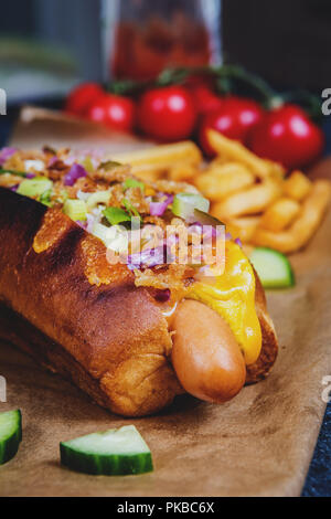 Gegrillte Würstchen mit Gemüse und Pommes Frites Stockfoto