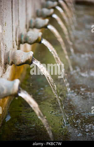 Verlust von Wasser - der Fall der Wasser aus den Wasserhähnen Stockfoto