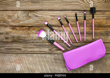 Kosmetiktasche und Make-up-Pinsel. Stockfoto