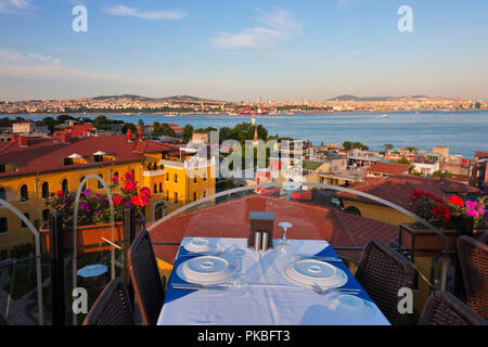 Esstisch mit Blick auf das Stadtbild entlang des Bosporus, Istanbul, Türkei Stockfoto