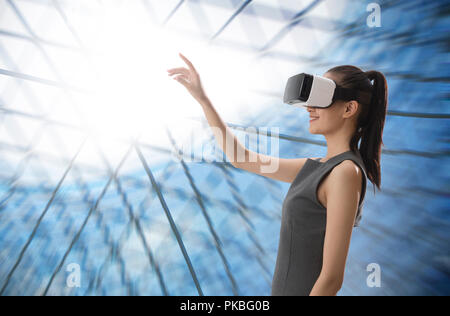 VR-Brille junge Frau Stockfoto