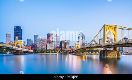 Pittsburgh, Pennsylvania, USA: 8-21-17. Pittsburgh die Skyline in der Dämmerung mit dem Spiegelbild im Wasser. Stockfoto