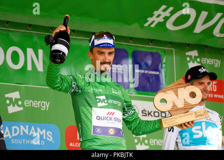 Julian Alaphilippe und Wout Poels feiern top Orte an der OVO Energy Tour von Großbritannien Radrennen, Stadium 8, London, UK. Flaschen. Trophy Stockfoto