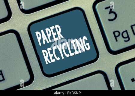 Konzeptionelle Hand schreiben, Papier Recycling. Business Foto präsentiert, bei der die Papiere in eine neue Art von Recycling. Stockfoto