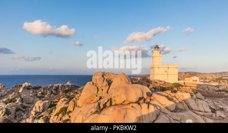 Leuchtturm auf Granitfelsen am Capo Testa, Sardinien, Italien. Stockfoto