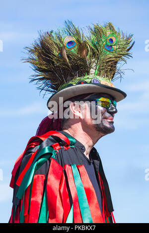 Morris Tänzer, Mitglieder von Fox's Morris an der Swanage Folk Festival, Swanage, Dorset Großbritannien auf einem schönen warmen sonnigen Tag im September Stockfoto