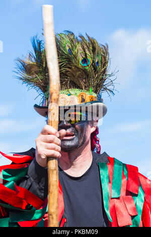 Morris Tänzer, Mitglieder von Fox's Morris an der Swanage Folk Festival, Swanage, Dorset Großbritannien auf einem schönen warmen sonnigen Tag im September Stockfoto