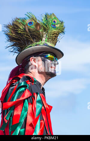 Morris Tänzer, Mitglieder von Fox's Morris an der Swanage Folk Festival, Swanage, Dorset Großbritannien auf einem schönen warmen sonnigen Tag im September Stockfoto