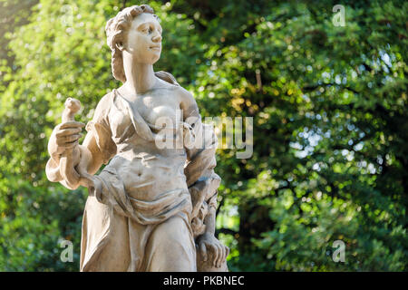 Statuen aus Sandstein in der Sächsische Garten, Warschau, Polen. Vor 1745 Von Anonym Warschau Bildhauer unter der Leitung von Johann Georg Plersch. Stat Stockfoto