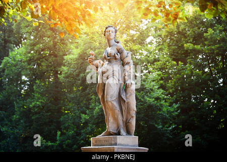 Statuen aus Sandstein in der Sächsische Garten, Warschau, Polen. Vor 1745 Von Anonym Warschau Bildhauer unter der Leitung von Johann Georg Plersch. Stat Stockfoto