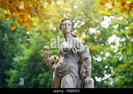 Statuen aus Sandstein in der Sächsische Garten, Warschau, Polen. Vor 1745 Von Anonym Warschau Bildhauer unter der Leitung von Johann Georg Plersch. Stat Stockfoto