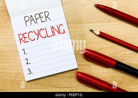 Konzeptionelle Hand schreiben, Papier Recycling. Business Foto Text über die Abfälle Papiere in eine neue Art von Recycling. Stockfoto