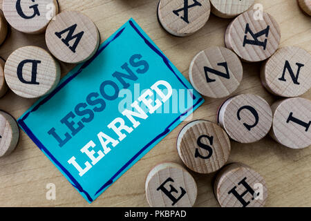 Schreiben Hinweis Übersicht Lektionen gelernt. Business foto Präsentation fördern austauschen und sie wissen aus Erfahrung. Stockfoto