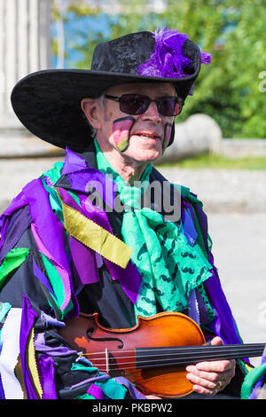 Morris Tänzerin Geiger Mitglied von Wicket Brut Grenze Morris an der Swanage Folk Festival, Swanage, Dorset UK an einem warmen sonnigen Tag im September Stockfoto