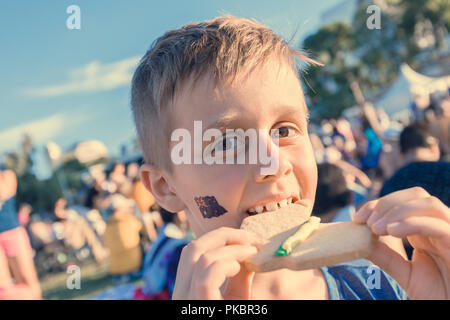 Cute australische junge mit Flag Tattoo auf seinem Gesicht auf Australia Day Feier in Adelaide Stockfoto