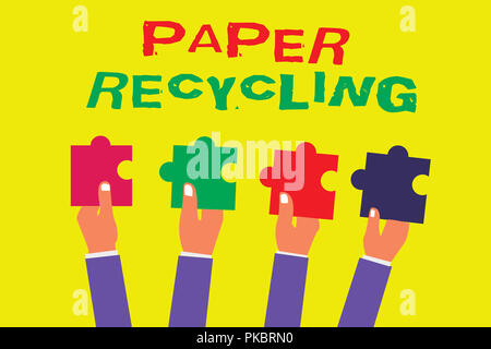 Konzeptionelle Hand schreiben, Papier Recycling. Business Foto präsentiert, bei der die Papiere in eine neue Art von Recycling. Stockfoto