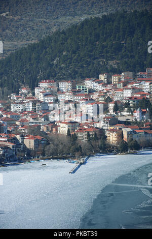 Ausblick auf den kleinen Hafen in gefrorenen See aus dem Hügel des Propheten Elias in Kastoria, Griechenland Stockfoto