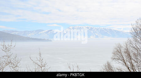 Snenery mit gefrorenen See in einem nebligen Morgen Stockfoto