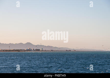 Kite Surfer Reiten auf dem Roten Meer bei Sonnenuntergang in El Gouna, Ägypten Stockfoto