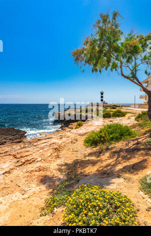 Leuchtturm an der Küste von Colonia Sant Jordi auf Mallorca, Spanien Stockfoto